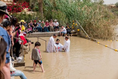 insanlar İsrail'de Ürdün Nehri'nde vaftiz olsun