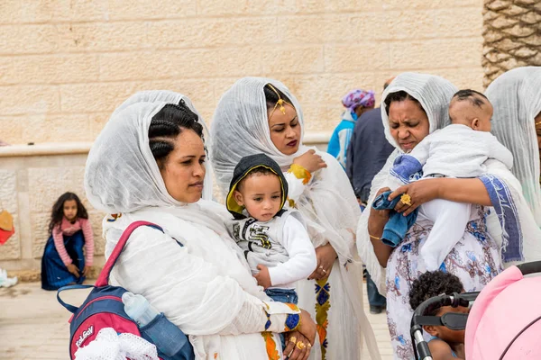 La gente se bautiza en el río Jordán en Israel — Foto de Stock