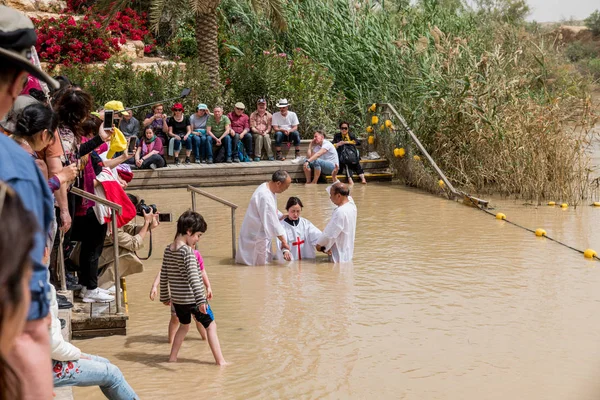 People get baptised in jordan river in israel — Stock Photo, Image