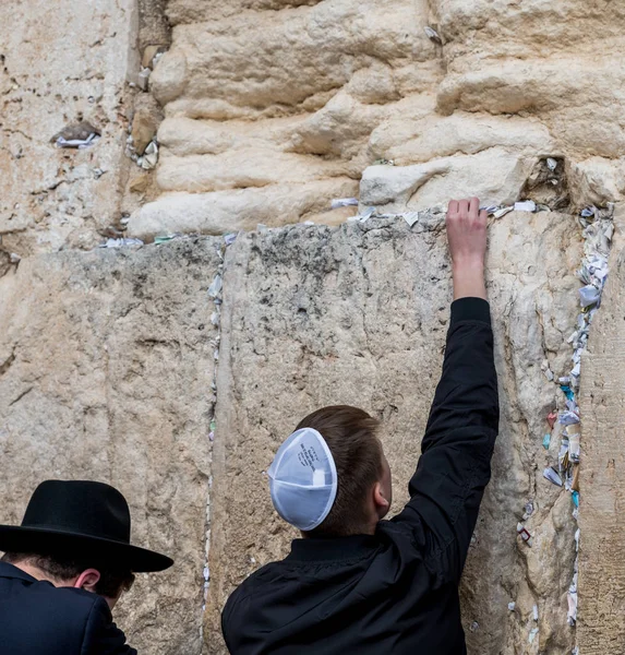 Jewish pray at the wall in jerusalem — Stock Photo, Image