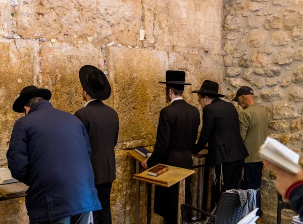 Jewish pray at the wall in jerusalem — Stock Photo, Image