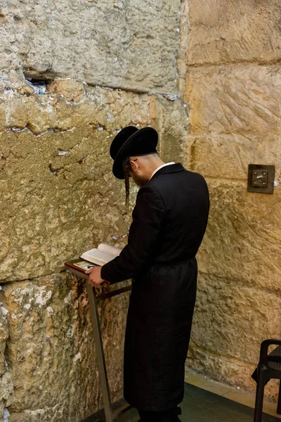 Jewish pray at the wall in jerusalem — Stock Photo, Image