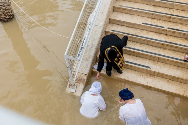 Людей крестят в реке Джордан в Израиле — стоковое фото