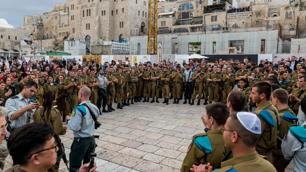 Soldiers at the western wall in jerusalem — Stock Photo, Image
