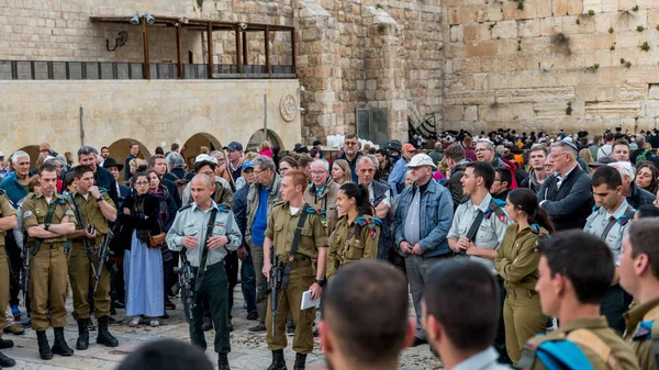 Soldados na parede ocidental em jerusalem — Fotografia de Stock