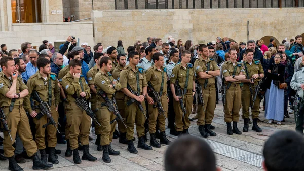 Soldiers at the western wall in jerusalem — Stock Photo, Image