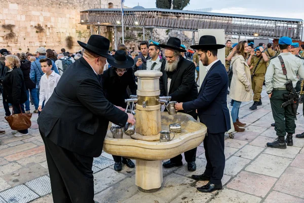 Ritual hand wash in jerusalem — Stock Photo, Image