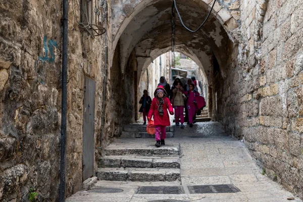 Children walking in the old city of jerusalem — Stock Photo, Image