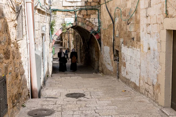 Dziewczyny chodzenie w The stary Jerozolima — Zdjęcie stockowe
