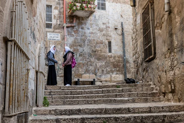 Meninas andando na velha jerusalem — Fotografia de Stock