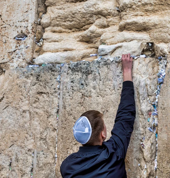 Εβραίοι προσεύχονται στον τοίχο στην Ιερουσαλήμ — Φωτογραφία Αρχείου