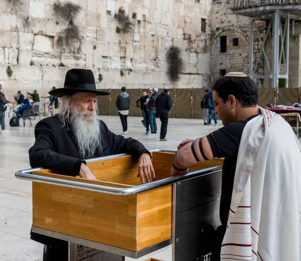 Jew at the wailing wall in jerusalem — Stock Photo, Image