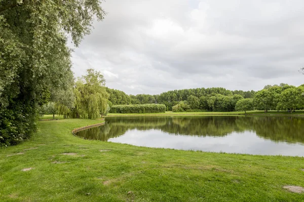 Grote tuin in Park in Nederland — Stockfoto