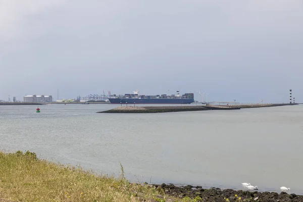 Containerschip dat de haven binnengaat — Stockfoto