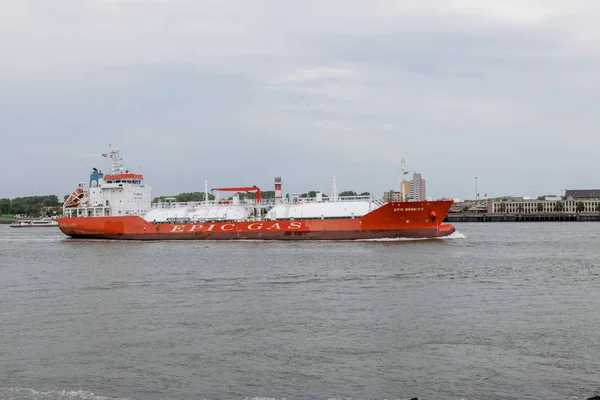 Petrolero de gas líquido que entra en el puerto —  Fotos de Stock