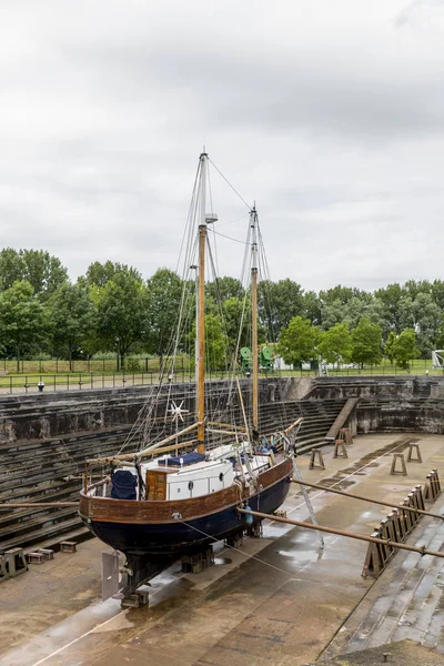 Navio na única doca seca em funcionamento na Holanda — Fotografia de Stock