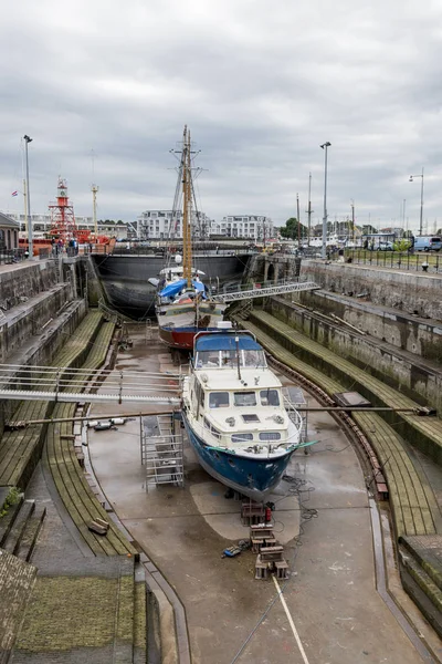 배는만에 네덜란드에서 drydock 작업 — 스톡 사진