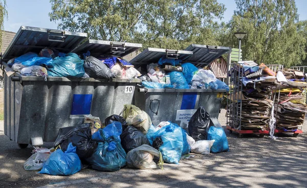 Recipientes de lixo que estão cheios de lixo — Fotografia de Stock