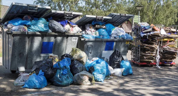 Δοχεία απορριμμάτων γεμάτα με σκουπίδια — Φωτογραφία Αρχείου