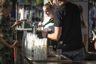 bir partide bir bira dokunarak adam