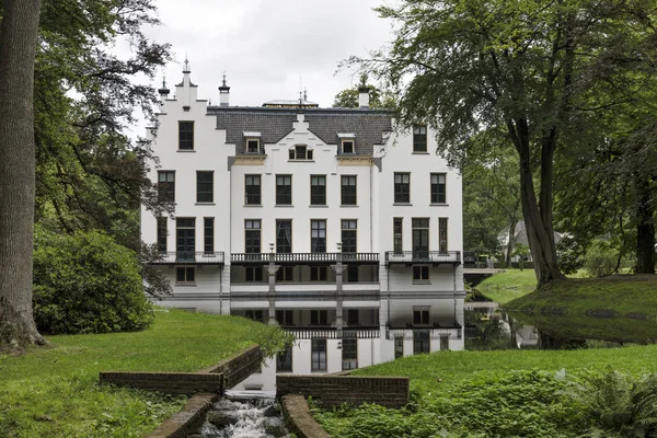 Замок Ставерден отражается во рве и окружен деревьями — стоковое фото