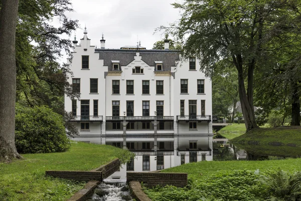 Château Staverden reflétant dans les douves et entouré d'arbres — Photo