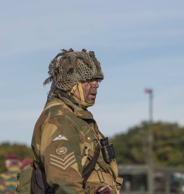 Hollanda 'da anma töreninde kamuflaj üniformalı bir asker.