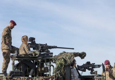 Dünya Savaşı hakkında ders alan çocuklar