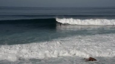 Madeira 'da dalgalarda sörf yapmak