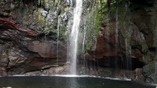 Водопад на острове Мадиера — стоковое видео
