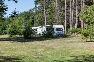 Corona virüsü yüzünden neredeyse boş bir karavan kamp alanı.,