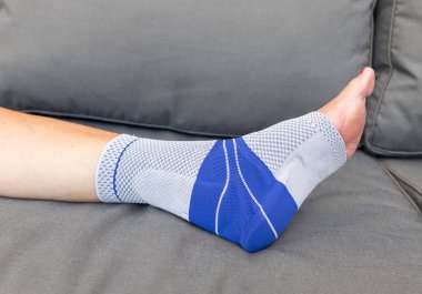 Haglundse 'u önlemek ve Aşil tendonunu korumak için bir topuk desteği.