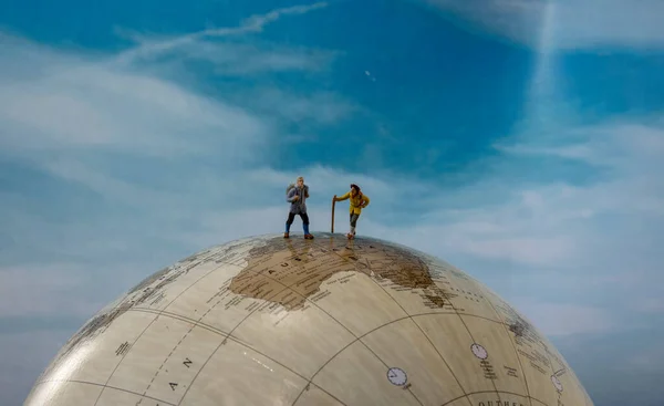 Pequeños fugures caminando australia en el globo — Foto de Stock