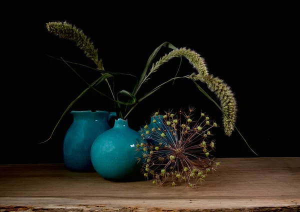 Naturaleza muerta con tres jarrones azules, espigas de maíz y una flor de una bombilla de cebolla —  Fotos de Stock