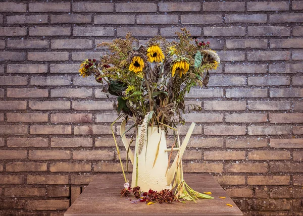 Bouquet de fleurs sèches en arrosoir jaune — Photo