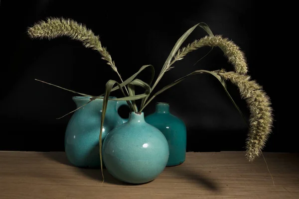 Üç mavi vazo hala ahşap masada hayat buluyor. — Stok fotoğraf