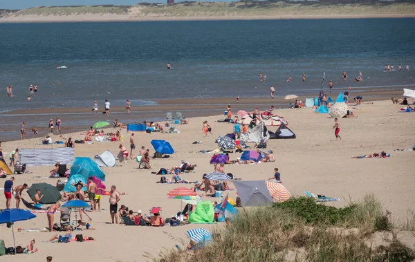 Människor reser till stranden eftersom det varma vädret — Stockfoto