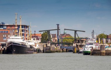 Maassluis kasabası Nieuwe Waterweg 'de görüldü.