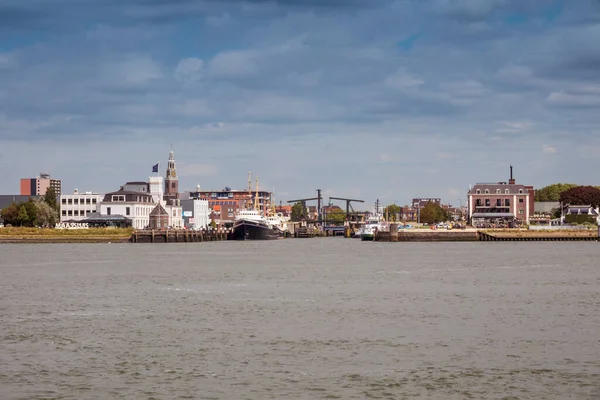 Cidade de Maassluis vista do Nieuwe Waterweg — Fotografia de Stock