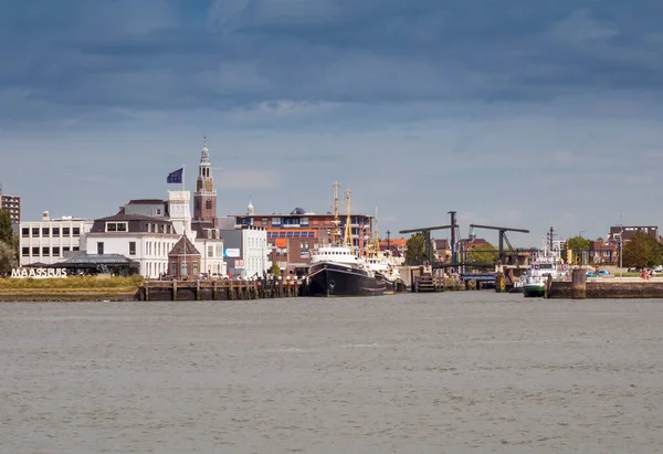 Maassluis kasabası Nieuwe Waterweg 'de görüldü. — Stok fotoğraf