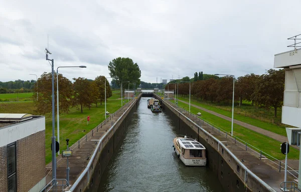 Bateau écluse 15 dans la rivière limburg — Photo
