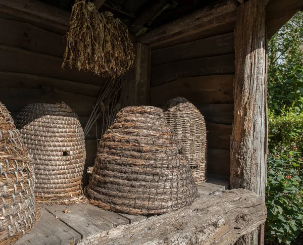 Hagyományos méhkaptárak szalmából — Stock Fotó