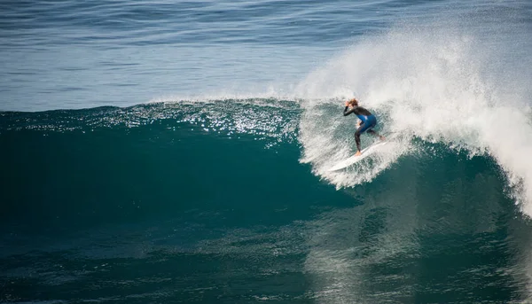 Surfista está surfando nas ondas altas do oceano — Fotografia de Stock