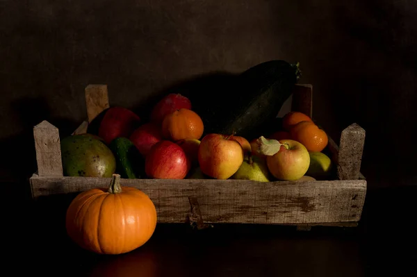 Una naturaleza muerta de fruta en una vieja caja de madera — Foto de Stock