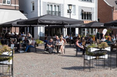 İnsanlar kafeterya terasında içki içmeyi sever.