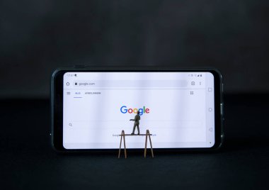 adam ve google arama çubuğu