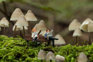 Hollanda 'daki ormanda Mycena Arcangeliana' nın altında dinlenen bir figür