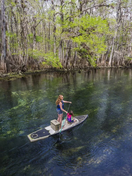 Anne Kızı Paddleboard Tatlı Bahar Akışı Aşağı Chiefland Florida Amerika — Stok fotoğraf