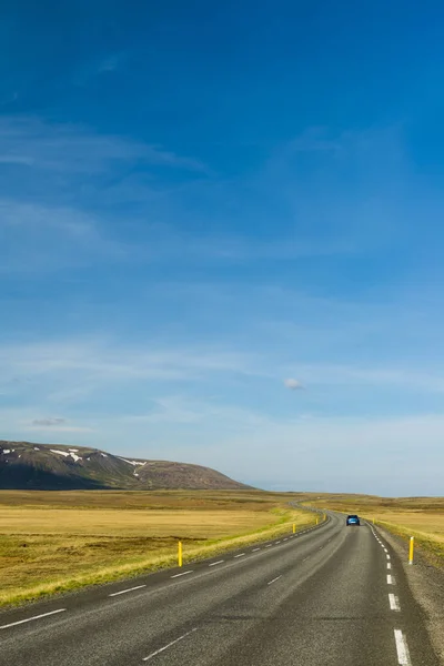 Carro Estrada Que Conduz Laugarvatn Islândia — Fotografia de Stock