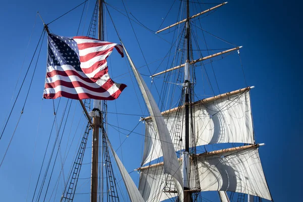 Bandeira Americana Pendurada Veleiro Contra Céu Azul San Diego Califórnia — Fotografia de Stock